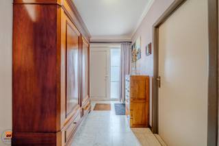 In een rustige woonwijk, op enkele minuten van winkels, openbaar vervoer mogelijkheden en het bruisende centrum van Evergem. Deze buurt biedt tal...