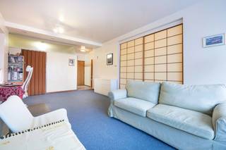 Op een steenworp van het Montgomeryplein, de Georges Henrilaan, het openbaar vervoer en de belangrijkste invalswegen, ontdekt u dit appartement van ±62 m² op een bijzonder gegeerde ligging in Brussel.<br /><br />Het appartement bestaat uit een inkomhal, een aangename leefruimte, een uitgeruste keuken, één slaapkamer, een badkamer en een apart toilet. Een kelder maakt het geheel compleet.<br /><br />Dankzij de strategische ligging, in een geliefde residentiële buurt met een uitstekende bereikbaarheid, vormt dit pand een bijzonder interessante opportuniteit voor investeerders die op zoek zijn naar een goed gelegen en reeds verhuurd appartement.<br /><br />Momenteel verhuurd aan 700 €/maand via een 9-jarig huurcontract gestart op 01/01/2007.<br /><br />Lasten: 180 €/maand (gemeenschappelijke delen, verzekering, syndicus). EPC: G. Afmetingen worden louter ter informatie verstrekt.