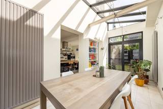 <p><span> </span></p><p><span>Op zoek naar een woning met ruimte, karakter én mogelijkheden? Dan is deze indrukwekkende herenwoning in een rustige eenrichtingsstraat in Borgerhout precies wat je zoekt. Met maar liefst 6 slaapkamers, een zonnige stadstuin, een groot tuinhuis met overdekt terras en authentieke elementen doorheen de woning, combineert dit pand charme met volume. Momenteel ingericht als cohousingwoning, maar evengoed perfect voor een groot gezin of wie wonen en werken wil combineren.</span></p><p><span> </span></p><p><span>Licht, ruimte en karakter</span></p><p><span>Achter de charmante gevel schuilt een woning die verrast met haar volumes. Via de inkomhal met originele houten trap en gastentoilet stap je binnen in de leefruimte. Hoge plafonds, een warme parketvloer, prachtige originele deuren en een overvloed aan natuurlijk licht zorgen hier meteen voor sfeer.</span></p><p><span>Vooraan bevindt zich de ruime woonkamer van ca. 40m², terwijl achteraan de eetkamer en de open keuken uitkijken op de tuin. Dankzij de grote raampartijen en de lichtstraat baadt deze verdieping de hele dag in het zonlicht. De keuken beschikt over een centraal eiland en is volledig uitgerust met een gasvuur, dampkap, vaatwasser, dubbele spoelbak, oven, koelkast en heel wat bergruimte. Van hieruit wandel je rechtstreeks naar de zonnige tuin. Achteraan vind je bovendien een bijzonder achterhuis met overdekt terras en extra bergruimte of hobbyruimte, volledig begroeid met groen voor een bijna zuiderse sfeer.</span></p><p><span> </span></p><p><span>Zes slaapkamers en een badkamer van XL-formaat</span></p><p><span>Op de eerste verdieping bevinden zich twee ruime slaapkamers en een dressing of extra slaapkamer. De absolute blikvanger hier is de indrukwekkende badkamer van ongeveer 23 m², uitgerust met een ligbad, douche, dubbele lavabo en toilet. Dankzij de royale afmetingen voelt deze ruimte bijna aan als een privésuite.</span></p><p><span>De tweede verdieping biedt opnieuw twee volwaardige slaapkamers, een extra dressing of slaapkamer en een grote wasruimte die ook perfect dienst kan doen als dressing, hobbyruimte of bureau. Op deze verdieping bevindt zich bovendien een extra terras. De woning telt zo in totaal zes slaapkamers, ideaal voor grote gezinnen, cohousing of een combinatie van wonen en werken. De ruime kelder biedt nog eens extra opslagruimte.</span></p><p><span> </span></p><p><span>Bruisend Borgerhout met alles dichtbij</span></p><p><span>De woning ligt in een rustige eenrichtingsstraat op een toplocatie in Borgerhout, vlakbij het geliefde Krugerplein. Hier woon je in een levendige buurt met gezellige horeca, buurtwinkels en alle dagelijkse voorzieningen binnen handbereik. De Turnhoutsebaan ligt op wandelafstand, net als tram- en bushaltes. Ook de Ring bereik je in enkele minuten en voor wie graag groen opzoekt liggen het Rivierenhof en verschillende buurtparken vlakbij.</span></p><p><span> </span></p><p><span> </span></p>