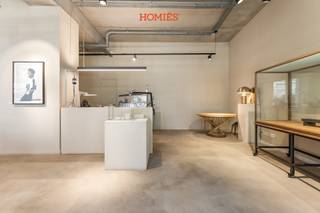 Gelegen op een uitstekende en centrale locatie in Leuven, in de Brusselsestraat 79, bieden wij deze aantrekkelijke commerciële ruimte van circa 53 m² te huur aan. Het handelspand is volledig instapklaar en vormt een interessante opportuniteit voor ondernemers die zich op een zichtbare en strategische locatie in het centrum van Leuven willen vestigen. De Brusselsestraat geniet van een levendige mix van handelszaken, horeca, dienstverlening en woongelegenheden en vormt een belangrijke verbinding doorheen het stadscentrum. Dankzij de goede passage en centrale ligging kan het pand rekenen op een mooie visibiliteit en een continue aanwezigheid van potentiële klanten. Met een oppervlakte van circa 53 m² biedt de handelsruimte verschillende mogelijkheden en leent ze zich voor uiteenlopende commerciële of professionele activiteiten. Het grote voordeel is dat het pand volledig instapklaar is, waardoor een nieuwe uitbater zonder omvangrijke werken snel van start kan gaan. Ook op vlak van bereikbaarheid scoort deze locatie uitstekend. Het historische centrum, openbaar vervoer en verschillende parkeermogelijkheden bevinden zich op wandelafstand. Samengevat vormt dit handelspand een uitstekende opportuniteit voor wie op zoek is naar een verzorgde, instapklare commerciële ruimte op een centrale toplocatie in Leuven. Geïnteresseerd? Neem gerust contact met ons op voor bijkomende informatie of een plaatsbezoek via info@homies.be.