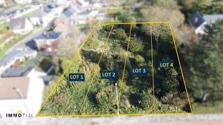 Dit perceel, gelegen in een goedgekeurde verkaveling, heeft een totale oppervlakte van zo'n 585 m² (zie luchtfoto lot 3) en is geschikt voor...