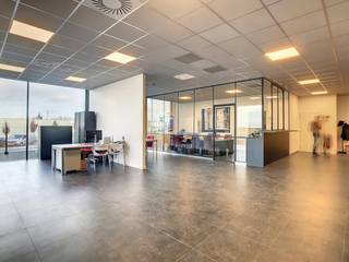 Bâtiment commercial à louer à côté de l'E17 à Waregem. Le bâtiment dispose d'un entrepôt d'environ 1 270 m² et d'un bureau d'environ 665...