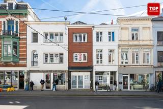 Deze prachtige karaktervolle woning is gelegen nabij het historisch centrum van Gent<br /><br />Je stapt uit de woning en zit vlakbij het rustige begijnhof en op amper 400 meter van het Gravensteen. Alles is dus gemakkelijk te bereiken te voet of per fiets. Ook via het openbaar vervoer geraak je snel aan het station Gent St-Pieters en Gent Dampoort. Alles is dichtbij.<br />Kortom, met de ligging van dit huis is een auto absoluut niet noodzakelijk.<br />Doch ben je op minder dan 10 min op alle belangrijke toegangswegen de E17, E40 en de R4<br /><br />Deze locatie in het Centrum van Gent is werkelijk uniek. Enerzijds zit je vlakbij de bruisende stad, anderzijds geniet je in dit gedeelte ook van de rust. <br /><br />Het pand is volledig instapklaar en heeft ontzettend veel mogelijkheden. <br />Het betreft 4 volwaardige verdiepingen. Oorspronkelijk is het gelijkvloers ingedeeld als handelsruimte, doch is er een douche, wc en keukentje  aanwezig, ook hier zijn dus tal van invullingen mogelijk. <br />Via de authentieke trap komen we terecht op de verschillende verdiepingen. Zeer gezellige leefruimte, met aparte zithoek, geïnstalleerde keuken, 2 extra badkamers, 2 aparte toiletten. Bovenop de slaapkamers zijn er tal van polyvalente open ruimtes. <br /><br />Eveneens is er een mooi dakterras met een fantastisch uitzicht. Je kijkt uit op het centrum en de drie torens! Het valt op dat het heel rustig is op het terras. Hier kan je lekker lang genieten met vrienden en familie vol gezelligheid op een unieke locatie. <br /><br />In 2012 werd de woning gerenoveerd.<br /><br />Extra troeven :<br />- Met zijn energie label C heeft het een gunstige EPC score.<br />- Op elke verdieping zijn aparte aansluitingen en leidingen voorzien. <br />- Door al zijn potentieel kan dit perfect dienen als investeringsvastgoed.<br /><br />Deze Topper is DE ideale mix van comfort, rust en alles dichtbij. Het heeft alles in huis om er een echte thuis van te maken!<br /><br />Interesse? Contacteer dan snel Topvastgoed voor een bezoek op het nummer 0475 700 700.<br /><br />Beschikbaar vanaf 1/10/2026.