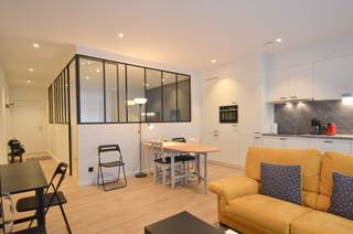 Recent appartement, centraal gelegen op een boogscheut van de zee. Indeling: Ruime inkom. Lichtrijke leefruimte bestaande uit een volledig geïnstalleerde open keuken , salon en eetkamer. Slaapkamer met ingemaakte kasten. Badkamer met ingemaakte kasten en aansluiting voorzien voor het plaatsen van een wasmachine. Mogelijkheid tot huren van een staanplaats in de residentie. (150 euro per maand)<br />Excl. kosten.