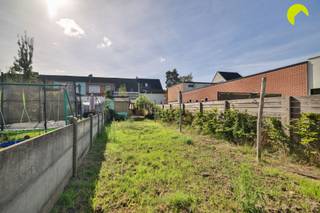 <p><span>Vous recherchez un projet de rénovation ou une maison que vous pourrez aménager entièrement à votre goût ?</span></p><p><span>Au centre d'Edegem, à quelques pas de la place de la commune, nous vous proposons cette maison familiale à rénover (104 m²) comprenant 2 chambres. La maison a été construite en 1918 sur un terrain de 245 m².</span></p><p><span>À l'arrière de la maison se trouve un jardin profond.</span></p><p><span>La maison est située à proximité immédiate des écoles, des commerces, des axes routiers et des transports en commun. </span></p><p><span> </span></p><p><span>La maison est déjà raccordée au gaz. Le chauffage fonctionne actuellement avec des poêles à gaz. L'installation électrique doit être rénovée. Le rapport d'expertise sur l'amiante est en cours de rédaction.</span></p><p><span> </span></p><p><span>Agencement :</span></p><p><span> </span></p><p><span>On entre dans la maison par le hall d'entrée central. Dans ce hall, une porte donne accès à la cave (8 m²).</span></p><p><span>En continuant, on arrive dans le salon lumineux au sol carrelé. Au fond de la maison se trouve la cuisine aménagée, dotée d’un équipement de base.</span></p><p><span>À l'arrière du rez-de-chaussée se trouve également la salle de bains avec baignoire et toilettes. Celle-ci mériterait d'être rafraîchie.</span></p><p><span> </span></p><p><span>Au premier étage, il y a deux chambres. Les plafonds et les sols doivent encore être finis. Quelques travaux de peinture sont également à prévoir.</span></p><p><span> </span></p><p><span>Permettez-moi de vous résumer brièvement les atouts de cette maison familiale :</span></p><p><span> </span></p><ul><li><span>Situation centrale dans un quartier résidentiel calme, tout en étant au cœur d’Edegem. À proximité immédiate des écoles, des commerces, des transports en commun, etc.</span></li><li><span>Grand jardin offrant une belle vue sur la verdure</span></li><li><span>2 chambres à part entière </span></li><li><span>Fenêtres rénovées + toiture isolée</span></li></ul><p><span> </span></p><p><span>PEP : 167 kWh/m² (label B)</span></p><p><span>Score P : A, score G : A</span></p><p><span> </span></p><p><span>Pour une visite sur place, vous pouvez nous contacter au 03 449 42 41 ou nous envoyer un e-mail à l'adresse hallo@habicom.be.</span></p><p><span>Vous souhaitez connaître la valeur de votre logement ? Vérifiez-la gratuitement sur <span>www.watismijnhuiswaard.be</span></span><span> </span></p><p><span> </span></p>