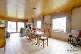 Deze voormalige zorgwoning bestaat uit twee zelfstandige entiteiten.De eerste entiteit beschikt over een aparte inkomhal, een ruime leefruimte, een...