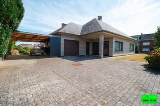 +++ Liedekerke -Velodroomstraat 230 +++<br />Gelegen in een rustige residentiële woonwijk, biedt Vastgoedkantoor Immo-Team u deze ruime, solide, te renoveren 4-gevelwoning aan.<br />Via de inkomhal met apart toilet, komt u binnen in de ruime lichtrijke leefruimte met zicht naar straatzijde, zijtuin en terras. Het gelijkvloers omvat daarnaast nog een keuken, badkamer met ligbad en 3 slaapkamers. De zolder is bereikbaar via een vaste trap in de garage, is uitgevoerd met betonvloeren en uitbreidbaar met extra kamers of polyvalante ruimte.<br />De oprit biedt parkeerplaats aan meerdere wagens.<br />Alle info op kantoor. Aarzel niet ons te contacteren via info@immoteam.be of 0478/059 069