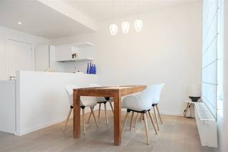 Prachtig nieuwbouw appartement (CA 85m2) met ruim terras, gelegen in de hippe en trendy buurt nabij het MAS, 't Eilandje! "Residentie Westkaai" is rustig gelegen, doch op wandelafstand van de binnenstad en op een boogscheut van alle belangrijke invalswegen! Vanop de 11de verdieping kan u genieten van een adembenemend uitzicht over het Kattendijkdok! In de nabije omgeving vindt u het openbaar vervoer - warme bakker - beenhouwer- supermarkt en tal van gezellige horecagelegenheden. Het appartement beschikt over 2 slaapkamers - inkomhal - apart toilet - badkamer met ligbad/ douche en een mooie woonkamer met veel lichtinval en een open keuken met berging! Ondergrondse staanplaats te verkrijgen aan €100/ maand - Maandelijkse kosten €100 ( excl verwarming, elektriciteit en water) Ondergrondse berging inbegrepen! Beschikbaar vanaf 15/07/2026.Telefonisch worden er geen afspraken ingepland. Gelieve te reageren via het contactformulier.