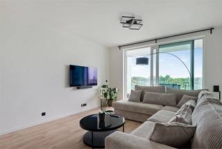 Dit prachtige 2 slpk appartement van 78 m2 biedt een heerlijk overdekt terras met een mooi open uitzicht. De keuken is in 2023 vernieuwd en heeft een modern kookeiland met hoogwaardige apparatuur.<br /><br />De locatie van dit appartement is ideaal voor mobiliteit, met goede verbindingen naar verschillende bestemmingen. Het openbaar vervoer en belangrijke verkeersaders zijn gemakkelijk bereikbaar, waardoor je snel en eenvoudig door de stad kunt reizen.<br /><br />Het gebouw is in 2016 gebouwd en is voorzien van moderne voorzieningen. Een ondergrondse private berging is beschikbaar om persoonlijke bezittingen georganiseerd en veilig op te slaan. Daarnaast is er een gemeenschappelijke fietsenstalling.<br /><br />Belangrijk om te vermelden is dat er een verplichte aankoop is van een ondergrondse parkeerplaats à 25.000 euro. Deze parkeerplaats biedt de zekerheid van een veilige en beschutte plek voor je voertuig.<br /><br />Dit appartement is klaar om in te trekken en straalt een moderne en verzorgde uitstraling uit. Het overdekte terras is een ideale plek om te genieten van het prachtige uitzicht, ongeacht het weer.<br /><br />Kortom, dit appartement biedt de perfecte combinatie van comfort, locatie en moderne voorzieningen. Of je nu op zoek bent naar een nieuw huis, een slimme investering of beide, dit appartement kan aan al je wensen voldoen.