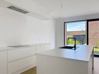 Zeer mooi en uiterst energiezuinig (E-peil 10) 2-slaapkamer appartement op de gelijkvloerse verdieping van dit prachtig en rustig gelegen complex. Het appartement omvat een inkomhal met gastentoilet, leefruimte met open, volledig geïnstalleerde keuken, 2 slaapkamers, badkamer (douche + dubbele wastafel) en wasplaats. Een handige indeling, veel lichtinval en moderne materialen maken dit een zeer aangenaam appartement, en dit op een rustige locatie met al het nodige op fietsafstand. Verder geniet dit appartement een mooie, zuid-georiënteerde tuin met achteringang. Ook qua comfort scoort dit appartement 10/10 met onder andere vloerverwarming, warmtepomp en zonnepanelen. Ondergrondse autostaanplaats + berging + 2 fietsenstallingen inclusief. Gemeenschappelijke kosten €75/maand.