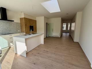 Uniek en riant wonen op de Grote Markt van Lier!<br />Prachtig, volledig nieuw en zeer ruim triplex-appartement van maar liefst 250 m², gelegen in het historische centrum van Lier, met een uniek uitzicht over de Grote Markt.<br />Dit uitzonderlijke appartement werd volledig vernieuwd en afgewerkt met kwalitatieve materialen. Dankzij de warmtepomp, zonnepanelen en uitstekende isolatie is de woning bovendien bijzonder energiezuinig. Alles is nieuw en instapklaar. Bij het binnenkomen is er een ruime inkomhal met plaats voor fietsen. Via de trap of de Schindler-binnenlift bereikt u de verdiepingen. De woning is ruim opgevat en grotendeels rolstoeltoegankelijk. Er is eveneens een videoparlofoon aanwezig. Op de eerste verdieping bevindt zich de zeer lichte leefruimte met hoge plafonds, grote raampartijen en een prachtig uitzicht op de Grote Markt. Het salon is circa 30 m² groot en beschikt over een volledige wand met ingemaakte kasten, waaronder vestiaire- en legkasten. Aansluitend bevindt zich de ruime en zonnige leefkeuken met kookeiland. De luxe ingerichte keuken is voorzien van alle nodige toestellen en biedt voldoende plaats voor een grote eettafel. Via een groot schuifraam heeft u rechtstreeks toegang tot het prachtige terras van circa 20 m². Het terras is ideaal georiënteerd en geniet volop van de avondzon: een heerlijke plek om na het werk te ontspannen, buiten te eten of gasten te ontvangen. Op deze verdieping bevindt zich eveneens een apart gastentoilet. De tweede verdieping is bereikbaar via trap en lift en omvat twee ruime slaapkamers. De eerste slaapkamer is circa 12 m² groot en beschikt over een tv-aansluiting. De tweede slaapkamer is circa 15 m² groot en beschikt over UTP- en tv-aansluiting. Verder vindt u hier een tweede apart toilet en een prachtige, volledig betegelde badkamer met een ruime inloopdouche, dubbele lavabo, badkamermeubel, spiegelkast en kolomkasten. Er is eveneens ruimte voorzien voor een wasmachine en droogkast.De bovenste verdieping beschikt over een gezellige, volledig afgewerkte polyvalente zolderkamer van circa 20 m². Deze ruimte is ideaal als derde slaapkamer, bureau, tv-kamer, hobbyruimte of logeerkamer. Daarnaast is er nog een ruime technische berging en extra bergruimte van circa 10 m².<br />Troeven:<br />*unieke ligging op de Grote Markt van Lier<br />*circa 250 m² bewoonbare oppervlakte<br />*volledig nieuw en kwalitatief afgewerkt<br />*zeer energiezuinig<br />*Vaillant-warmtepomp<br />*zonnepanelen<br />*uitstekende isolatie<br />*groot terras van circa 20 m² met avondzon<br />*zeer veel natuurlijke lichtinval<br />*hoge plafonds<br />*ruime leefruimte met zicht op de Grote Markt<br />*luxe ingerichte leefkeuken met kookeiland<br />*twee aparte toiletten<br />*ruime badkamer met inloopdouche<br />*veel ingemaakte kasten en bergruimte<br />*INTERNE private LIFT<br />*fietsenstalling<br />*grotendeels rolstoeltoegankelijk<br />Het EPC is nog niet afgeleverd vanwege de volledige vernieuwbouw. (EPB aanwezig)<br />Parkeren kan vlakbij op een betaalparking, waar ook de mogelijkheid bestaat om een abonnement te nemen.<br />Een uitzonderlijk ruim, licht en energiezuinig appartement op één van de mooiste en meest centrale locaties van Lier.<br />Voor info en bezichtiging: 0487/759.758