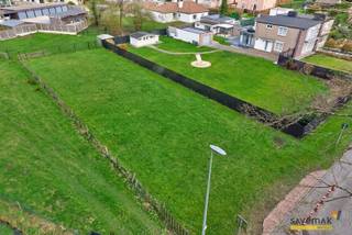 <p><span> </span></p><p><span>Deze bouwgrond (open bebouwing) van 7a17ca (breedte 16.06meter) ligt in een rustige straat, maar toch op een steenworp van Mol Centrum.</span></p><p><span><br />Van de overburen niets dan plezier want… een eeuwig groen uitzicht is gegarandeerd door het bos aan de overkant van de straat.</span></p><p><span> </span></p><p><span>Bouwvoorschriften zijn op aanvraag te verkrijgen én niet onbelangrijk, er rust geen bouwverplichting op het perceel.</span></p><p><span> </span></p><p><span>Bestuursmaatregelen in het maatregelenregister: nee</span><span> </span></p><p><span> </span></p><p><span> </span></p>