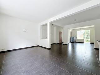 Tel.: 0456 12 69 37 | E-mail: kilian.f@weinvest.be<br /><br />We Invest biedt u exclusief deze lichtrijke duplex van 126 m² aan, ideaal gelegen nabij de Charles Quintlaan en alle voorzieningen (winkels, openbaar vervoer, park, enz.).<br /><br />Deze recent opgefriste duplex bevindt zich op het gelijkvloers van een kleine mede-eigendom en is als volgt ingedeeld: een inkomhal, een apart toilet met aansluiting voor een wasmachine, een ruime leefruimte met bureauruimte en een volledig uitgeruste open keuken. Via de nachthal bereikt u het lagere niveau, waar zich een slaapkamer met een aangrenzende badkamer voorzien van een bad en een douche bevindt, evenals een tweede apart toilet.<br /><br />Daarnaast beschikt u over een privéterras van 32 m² met tuin en een bergruimte.<br /><br />Huurprijs: € 1.275/maand<br />Gemeenschappelijke lasten: geen<br />EPC: E<br /><br />Onmiddellijk beschikbaar!<br />Huurovereenkomst van 3 jaar.<br /><br />Plan snel uw bezoek!