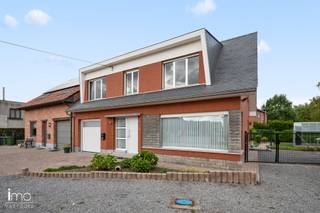 Deze te renoveren halfopen woning is rustig gelegen aan het einde van een doodlopende straat. De omgeving wordt gekenmerkt door uitgestrekte agrarische gronden en biedt een aangename combinatie van rust, groen en een vlotte bereikbaarheid. Dankzij de nabijheid van belangrijke invalswegen, scholen en winkels bevinden alle dagelijkse voorzieningen zich bovendien binnen handbereik. De woning is gelegen op een verzorgd perceel van ruim 6 are en biedt heel wat mogelijkheden voor wie op zoek is naar een woning met potentieel in een rustige omgeving.<br /><br />Via de inkomhal betreedt u de leefruimte, waar grote raampartijen zorgen voor een aangename natuurlijke lichtinval. Het gelijkvloers omvat verder een keuken met aansluitende veranda, een badkamer/wasplaats, een apart toilet en een inpandige garage.<br /><br />Op de eerste verdieping bevinden zich drie ruime slaapkamers en een badkamer. Daarnaast is er nog een extra kamer aanwezig die perfect kan worden ingericht als bijkomende slaapkamer of kan worden aangewend om de bestaande badkamer verder uit te breiden.<br /><br />Tot slot is er een ruime bergzolder aanwezig, die mits de nodige renovatiewerken perfect kan worden ingericht als extra bewoonbare ruimte.<br /><br />Wilt u deze woning en de mogelijkheden zelf ontdekken? Bekijk dan nu al de interactieve grondplannen op onze website. <br />Een afspraak maken kan via 015 21 21 21 of olivier.lievens@imovastgoed.be. <br />En als u zich afvraagt wat uw eigen woning waard is, neem dan gerust contact op voor een gratis waardebepaling.