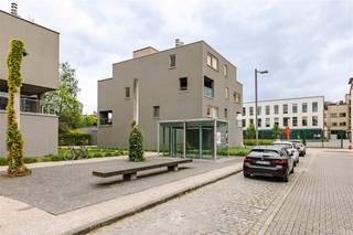 <p><span>GHENT - Vous êtes à la recherche d'un</span><span> appartement clé en main sur le toit avec une terrasse spacieuse et ensoleillée à la gare Sint-Pieters de Gand ? </span></p><p><span>Ce bien est fait pour vous.</span></p><p><span> </span></p><p><span>Les atouts les plus importants en un mot : <br /><br /></span></p><ul><li><span>Situé à un emplacement de choix </span><span>près de la gare de Gand-Saint-Pierre</span></li><li><span>Facilement accessible, mais dans un quartier intérieur verdoyant</span></li><li><span>Appartement en attique </span></li><li><span>Idéal pour l'occupation personnelle, l'investissement ou l'étude des enfants</span></li><li><span>Efficace sur le plan énergétique</span><span> </span></li><li><span>Proche des commerces, des écoles et des transports en commun</span></li><li><span>Terrasse spacieuse et bien orientée (sud-est)</span></li><li><span>Prêt à emménager et bien entretenu</span></li><li><span>Faibles charges communes</span></li><li><span>Lumière naturelle abondante</span></li></ul><p><span> </span></p><p><span>Voici à quoi ressemble le plan de l'appartement :</span></p><p><span>Hall d'entrée, toilettes séparées, débarras,</span><span> salon, salle à manger, cuisine ouverte avec grande baie vitrée, terrasse, chambre à coucher et salle de bains avec baignoire.</span></p><p><span> </span></p><p><span>Important :</span></p><p><span>Prix indicatif de l'appartement : 325 000 EUR</span></p><p><span>EPC :  169 kWh/(m² année)</span></p><p><span> </span></p><p><span>Contactez l'agence immobilière Axel Lenaerts pour plus d'informations ou une visite sur place : 09 245 24 24 ou <span>hannelore@axellenaerts.be</span></span></p><p><span> </span></p><p><span> </span></p>