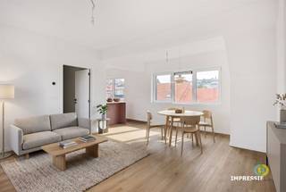 <p><span>Ontdek dit volledig vernieuwde éénslaapkamerappartement in Neder-Over-Heembeek, gelegen in een recent gebouw. Dankzij de totaalrenovatie, moderne afwerking en aanwezigheid van vloerverwarming geniet u hier van het comfort van een nieuwbouwgevoel, zonder het bijhorende btw-tarief van 21%. De ligging is bijzonder praktisch: winkels, openbaar vervoer en dagelijkse voorzieningen bevinden zich vlakbij. Via de inkomhal krijgt u toegang tot de verschillende ruimtes. Aan de rechterzijde bevindt zich de aangename leefruimte met een moderne, volledig uitgeruste keuken die naadloos in het geheel geïntegreerd is. Verder beschikt het appartement over een volledig vernieuwde badkamer met inloopdouche, wastafel. Een aangenaam balkon zorgt hier voor een extra troef en biedt bovendien een praktische plek om de was te laten drogen of van de zon te genieten. De slaapkamer van ruim 13 m² leent zich om op een originele en gezellige manier inrichten. Daarnaast beschikt het appartement over een ruime berging met aansluitingen voor wasmachine en droogkast. Een privatieve kelderberging dient verplicht bij aangekocht te worden. Daarnaast bestaat er de mogelijkheid om een staanplaats aan te kopen. Dit instapklare appartement is een uitstekende keuze voor starters die modern en comfortabel willen wonen, maar is dankzij de aantrekkelijke kenmerken eveneens bijzonder interessant als investering.</span></p>
