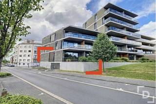 <p><span>Neerstad is een rustige residentie aan een van de invalswegen van de Grote Markt van Ieper. De residentie bevindt zich vlak naast de bibliotheek en kunstacademie. In de nabije omgeving vind je de nodige handel, horeca en ontspanningsmogelijkheden op wandel- of fietsafstand. Verder vinden we vlakbij scholen en kinderopvang. </span></p><p><span> </span></p><p><span>Via de inkomhal heb je toegang tot de lichtrijke woonkamer met open, uitgeruste keuken. De keuken werd voorzien van een keramische kookplaat, dampkap, oven, koelkast, diepvriezer, vaatwasser en dubbele spoelbak. Aansluitend is er een praktische berging/technische ruimte met aansluiting voor de wasmachine. Vanuit de woonkamer heb je toegang tot het zonnige terras met tuin.</span></p><p><span> </span></p><p><span>Verder vind je op de inkomhal de toegang tot de twee slaapkamers, waarvan een voorzien werd van een ingemaakte kleerkast, en de badkamer. De badkamer werd uitgerust met inloopdouche, een dubbele wastafel in meubel, handdoekendroger en een ingemaakte kast. Verder vinden we op de inkomhal een volledig ingemaakte vestiaire en een apart toilet. In de kelderverdieping is er een koele berging en een parkeerplaats. Tevens beschikt het gebouw over een gezamenlijke, afgesloten fietsenstalling en een containerberging.</span></p><p><span> </span></p><p><span>De autostaanplaats wordt er bij verhuurd voor 50€/maand. De gemeenschappelijke kosten worden voorzien op 50€/maand.</span></p><p><span> </span></p><p><span>TROEVEN</span></p><p><span>- Rustige residentie op een goede locatie</span></p><p><span>- Energiezuinig appartement</span></p><p><span>- Voorzien van verlichting, gordijnen en ophangrails</span></p><p><span>- Afgesloten parkeerplaats en fietsenstalling</span></p><p><span> </span></p><p><span>Interesse in dit gezellige en rustige appartement? Plan dan snel jouw bezoek!</span></p>