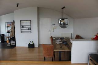 <strong>Gelegen in het centrum van Hoogstraten</strong><br /><br />Een appartement op de derde verdieping met een ruime woonkamer, volledig vernieuwde, ingerichte keuken en badkamer met douche. Verder beschikt dit appartement over twee slaapkamers, een gezellig terras en een autostaanplaats. Gelegen op wandelafstand van alle voorzieningen zoals winkels, scholen, horeca en openbaar vervoer. <br /><br />Beschikbaar vanaf 1 januari 2026.