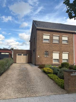 Te koop: Ruime gezinswoning met tuin, garage en 3 slaapkamersOp zoek naar een ruime, gezellige gezinswoning met tuin, garage én een rustige ligging in De Klinge? Dan is Reynaertdreef 7 zeker een bezoek waard. Deze gesloten bebouwing combineert ruimte, comfort en enkele praktische troeven. De veranda met zonnewering vormt een ideale extra leefruimte en kijkt uit over de tuin. Een heerlijke plek voor een koffie in de ochtend, een ontspannen avond of gezellige momenten met familie en vrienden in de zomer én ook in de koudere maanden. De kamers bieden heel wat mogelijkheden voor een gezin, thuiswerk of hobbyruimte. Bovendien beschikt de woning over massief eiken binnendeuren, wat zorgt voor een warme uitstraling.In 2016 werden er koepels in 3-lagig kunststof geplaatst en het platte dak werd in 2024 vernieuwd met EPDM.Ook is er een regenwaterput met elektrische pomp aanwezig, aangesloten voor het toilet en gebruik in de tuin.Achteraan de mooie tuin staat er een tuinhuis met extra bergruimte dankzij het afdak achteraan. Hierdoor zijn er nog meer praktische opbergmogelijkheden voor fietsen, tuinmateriaal of hobby's. Ook parkeren is geen probleem. De woning beschikt over een inpandige garage en een oprit met 2 extra parkeerplaatsen buiten. Een bijzonder praktische troef voor gezinnen of wie meerdere wagens heeft. Benieuwd of dit jouw nieuwe thuis kan worden? Plan dan zeker een bezichtiging in en ontdek zelf de ruimte en mogelijkheden van deze woning. Dit kan via: 03 779 69 29 of contact@eberhardvastgoed.be.