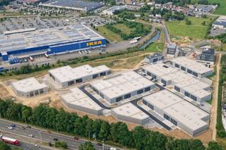 <p>DERNIÈRES UNITÉS : CONDITIONS EXCEPTIONNELLES !</p><p>Business Park Awans est presque entièrement vendu. Profitez temporairement de conditions exceptionnelles sur les dernières unités PME disponibles. Une belle opportunité pour installer votre entreprise à un emplacement stratégique à proximité de l'E40.</p><p>DÉCOUVREZ AWANS LORS DE NOS PROCHAINES JOURNÉES PORTES OUVERTES<br />Plus d'infos et dates via zabra.be/awans</p><p>Découvrez Hall E2 au Business Park Awans. Cette unité PME offre une superficie totale de 753 m² et se situe dans un parc d'activités moderne comprenant 23.000 m² d'espaces verts et plusieurs terrains de sport. Grâce à sa proximité avec l'E40, elle bénéficie d'une excellente accessibilité.</p><p>Les atouts :<br />✅ 753 m² de superficie totale ;<br />✅ 573 m² d'espace professionnel ;<br />✅ 180 m² d'espace extérieur ;<br />✅ 4 places de parking ;<br />✅ Situation stratégique à proximité de l'E40 ;<br />✅ 23.000 m² d'espaces verts et plusieurs terrains de sport ;<br />✅ Commerces et restaurants à proximité.</p><p>Intéressé ou envie de planifier une visite ?<br />Contactez-nous au 📞 +32 472 89 60 18.</p>