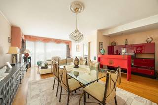 Op een centrale en residentiële ligging in Deurne, aan de Ruggeveldlaan, bevindt zich dit ruime appartement van ca. 96 m² op de 5de en bovenste verdieping van een verzorgd appartementsgebouw. Dankzij de combinatie van een aangename woonoppervlakte, twee slaapkamers, een terras, lift en kelder biedt dit appartement een mooie basis voor wie comfortabel en centraal wil wonen.<br /><br />Via de inkomhal krijgt u toegang tot de verschillende leefruimtes. De leef- en eetruimte is zeer lichtrijk dankzij de grote raam in de voorgevel en de raam in de zijgevel die bovendien zorgen voor een uitzonderlijk mooi uitzicht. Aansluitend bevindt zich de keuken, praktisch ingericht en voorzien van de nodige voorzieningen.<br />Het appartement beschikt over twee slaapkamers waarvan één toegang biedt tot een terras zonder inkijk. Daarnaast zijn er een badkamer voorzien van bad en lavabomeubel en afzonderlijk toilet aanwezig.<br />Het appartement beschikt tevens over een privékelder, ideaal als stockageruimte.<br /><br />Comfort &amp; energie<br />Het appartement is uitgerust met PVC-ramen met dubbele beglazing. In 2019 werd het dak gerenoveerd, in oktober 2026 worden de spouwmuren geïsoleerd wat het appartement naar een EPC C-label zal brengen. Daarnaast zijn er gemeenschappelijke zonnepanelen aanwezig.<br />De verwarming gebeurt via een collectieve mazoutinstallatie. <br /><br />Centrale ligging<br />De ligging op wandelafstand van het Rivierenhof is bijzonder praktisch. In de onmiddellijke omgeving vindt u winkels, horeca en dagelijkse voorzieningen. Zo bevindt Colruyt  zich net aan de overkant van de straat. In de buurt zijn bovendien verschillende horecazaken en cafés gelegen.<br /><br />Troeven op een rij:<br />ca. 96 m² bewoonbare oppervlakte<br />2 slaapkamers<br />5de en bovenste verdieping<br />Lift aanwezig<br />Terras van ca. 4 m²<br />Privékelder<br />PVC-ramen met dubbele beglazing<br />EPC-label D (vanaf november EPC C dankzij spouwisolatie)<br />Dakrenovatie in 2019<br />Gemeenschappelijke zonnepanelen<br />Centrale ligging<br />Winkels, horeca en voorzieningen in de nabije omgeving<br /><br /><br />Het grondplan, het EPC en het asbestattest kan u reeds bekijken via de Wellimmo-site ('documenten')<br /><br />📩 Meer info of een bezoek: info@wellimmo.net<br />📞 03/225 00 68 <br /><br /> 