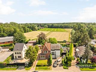 <p>Wie durft te renoveren, wordt hier rijkelijk beloond. Deze halfopen woning in Waasmunster straalt potentieel uit: ruime volumes, een knusse haard, een zonnige tuin met open veldenzicht én de mogelijkheid tot maar liefst vier slaapkamers.</p><p>Indeling:</p><p>De lichtrijke leefruimte met sfeervolle haard nodigt uit om tot rust te komen, aangevuld met een aparte eethoek en gesloten keuken. De badkamer met toilet, bad &amp; lavabocompleteert het gelijkvloers.</p><p>Op de eerste verdieping vind je twee ruime slaapkamers en een kleinere derde kamer — perfect als kinderkamer of berging. Via een vaste trap bereik je de tweede verdieping, die moeiteloos uitgeeft op een vierde, extra ruime slaapkamer.</p><p>Buiten wacht een gezellige tuin met zicht op de omliggende velden, en een aparte garage met sectionaalpoort.</p><p>Troeven:</p><p>- Potentieel van 4 volwaardige slaapkamers</p><p>- Lichtrijke leefruimte met authentieke haard</p><p>- Aparte garage met sectionaalpoort</p><p>- Perceel van 595 m²</p><p>- Tuin met open veldenzicht</p><p>- Vlotte verbinding met E17, Lokeren centrum en Waasmunster</p><p>- Woning met eindeloze mogelijkheden</p><p>Nieuwsgierig? Contacteer Gilles voor een bezoek zonder engagement.</p><p>📧 gilles@woonvast.be 📞 0491 94 95 38 🌐 www.woonvast.be</p>