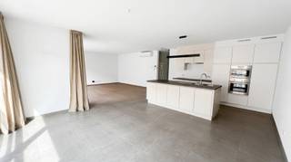 Dit lichtrijke tweeslaapkamerappartement is gelegen op de tweede verdieping van een kleinschalige residentie met slechts twee wooneenheden, pal in het centrum van Roeselare. Dankzij deze uitstekende ligging bevinden winkels, horeca en openbaar vervoer zich op wandelafstand, terwijl u toch geniet van rust, privacy en optimaal wooncomfort. Het gebouw is bovendien uitgerust met een lift, wat bijdraagt aan extra comfort en toegankelijkheid.<br /><br />Via de inkomhal betreedt u de ruime leefruimte, die baadt in het natuurlijke licht en voorzien is van airconditioning en zonnescreens aan de voorzijde, wat zorgt voor een aangenaam binnenklimaat in elk seizoen. Aansluitend bevindt zich de modern ingerichte keuken met hoogwaardige ATAG-toestellen, waaronder een kookplaat, spoelbak, microgolfoven, oven, koelkast en vaatwasmachine. Het volledige appartement werd steeds zeer goed onderhouden en verkeert in uitstekende staat.<br />Verder beschikt het appartement over twee volwaardige slaapkamers en een stijlvolle badkamer met dubbele wastafel, ligbad en aparte douche. Daarnaast is er een praktische berging met aansluiting voor wasmachine. De verwarming gebeurt via centrale verwarming op gas. Daarnaast is een waterverzachter aanwezig. <br /><br />Tot slot beschikt het appartement over twee terrassen, zowel aan de voor- als achterzijde, waardoor u op elk moment van de dag van de zon kan genieten.<br />Een instapklaar, comfortabel appartement op een absolute topligging — zeker een bezoek waard!<br /><br />Beschikbaar vanaf: 1 mei 2026<br />Gemeenschappelijke kosten: €100/maand<br /><br /><u><strong>Benieuwd naar dit appartement?</strong></u><br />Ga naar de website www.dicasa.be, klik op het pand dat je wenst te huren en vul via de knop "Bezoek aanvragen" een kort profiel in. Daarna nemen we contact met je op voor een bezoek. Telefonisch kunnen er geen afspraken gemaakt worden.<br /> 