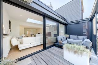 Ben je opzoek naar een gigantische parel op een top locatie met al de nodige voorzieningen? Dit is echt een no brainer!
Ligging:
Wonen bij Boelapark en Boekenbergpark combineert stedelijk gemak met natuurlijke rust. De groene parken bieden ruimte voor ontspanning en bevorderen een gezonde levensstijl. De strategische ligging, dicht bij het centrum van Antwerpen en snelle toegang tot de autosnelweg, maakt deze buurt zowel rustig als uitstekend bereikbaar, ideaal voor wie natuur en stedelijke voorzieningen wil combineren.
Indeling:
Bij het binnenkomen op het gelijkvloers heeft u toegang tot zowel de trappenhal als de lift, die u moeiteloos van de kelder tot de bovenste verdieping brengt.
Het gelijkvloers biedt bovendien een unieke troef: dankzij de aparte toegang en de praktische indeling is deze verdieping ideaal om om te vormen tot praktijkruimte of bureau — perfect voor een vrije beroeper die wonen en werken op één adres wil combineren.
Op de eerste verdieping bevindt zich een ruime leefruimte met open keuken, aangevuld met een extra kamer die kan dienen als eetruimte, slaapkamer of bijkomend bureau. De bovenste verdieping telt nog twee royale slaapkamers en een stijlvolle badkamer. De indrukwekkende trappenhal geeft het geheel extra karakter en een gevoel van grandeur.
De woning beschikt over:
+ 4 ruime slaapkamers
+ 2 leefruimtes
+ 2 badkamers
+ Volledig uitgeruste keuken met hoogwaardige toestellen
+ Jacuzzi en sauna voor ultieme ontspanning
+ Volledig onderkelderd, met een kraakdroge staankelder
+ Inpandige garage én extra parkeerruimte op de oprit
+ Onderhoudsvriendelijke tuin