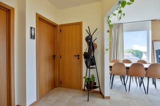 Dit appartement met 2 slaapkamers is gelegen in Kessel-Lo, op slechts 9 minuten fietsen van Leuven centrum. Het appartement is recent gerenoveerd (2020) en is zeer goed onderhouden sindsdien.<br /><br />Bij het betreden van het appartement komen we in de inkomhal met apart gastentoilet en vestiaire. Rechts van de inkomhal vinden we de lichtrijke woonkamer, die in verbinding staat met de keuken. Hier zijn 2 terrassen/balkons, 1 bij de woonkamer en 1 bij de keuken.<br /><br />Verder hebben we nog de badkamer met enkel lavabo, douche en aansluiting voor wasmachine / droogkast. Er zijn 2 ruime slaapkamers van 12m² en 10m², waarvan 1 slaapkamer met 3de terras / balkon.<br /><br />Er is een zolderverdieping van maar liefst 60m²! Deze kan eventueel omgebouwd worden tot 3de slaapkamer en/of 2de badkamer of kan gebruikt worden voor stockage.<br /><br />In de kelderverdieping bevindt zich een garagebox van 15m², deze is verplicht bij te kopen aan 25.000 euro. Bovendien kan men gratis parkeren in de straat en er is vlakbij een bushalte.<br /><br />Verder is er een kelderberging en een gemeenschappelijke tuin.<br /><br />EPC B. De verwarming is met aardgas, de ketel werd in 2025 vernieuwd. Elektriciteit is conform. Asbestveilig (maar niet asbestvrij).<br />Het dak van het gebouw werd in 2019 geïsoleerd. De ramen werden in 2006 vernieuwd, het appartement beschikt ook over vliegenramen en zonnewerende screens aan de Zuidkant.<br /><br />In het gebouw bevindt zich een lift.<br /><br />Alle tellers voor de nutsvoorzieningen zijn privaat. <br /><br />Bij verdere vragen of interesse kan u ons steeds contacteren!