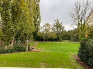 NIEUWBOUW prachtig afgewerkte woning met grote tuin, ideaal gelegen in een rustige buurt en op 25min van centrum Leuven.Gelijkvloers: Inkomhal, WC,...