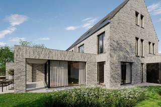 <p><span>Bent u op zoek naar een kwalitatieve nieuwbouwwoning die u nog volledig naar eigen hand, smaak en budget kunt inrichten? Immo Zone presenteert met trots deze magnifieke, modern opgevatte gezinswoning aan de Sarosstraat 1A in het hart van Berlare.</span></p><p><span> </span></p><p><span>Deze uitstekend gelegen halfopen bebouwing bevindt zich centraal in de gezellige gemeente Berlare. De strakke gevel met een smaakvolle lichtgrijze gevelsteen geeft het geheel een tijdloze, standingvolle uitstraling. Dankzij de uitgekiende architectuur en de grote, slanke raampartijen geniet u in de hele woning van een overvloed aan natuurlijk licht en een harmonieuze verbinding tussen binnen en buiten.</span></p><p><span> </span></p><p><span>U betreedt de woning via inkomhal met gastentoilet. De ruime leefruimte met zone voor een open keuken vormt het kloppend hart van de woning. De keuken, eethoek en zithoek hebben dankzij grote raampartijen, waaronder een opvallend en modern overhoeks schuifraam aan de achterzijde, een maximale lichtinval. Dankzij deze grote glaspartijen loopt de binnenruimte naadloos over in het overdekte terras en de sfeervolle tuin. Aan de voorzijde beschikt de woning over een strakke carport met een handige, direct aansluitende fietsenberging.</span></p><p><span> </span></p><p><span>Op de eerste verdieping bevindt zich de nachthal die toegang biedt tot 3 volwaardige, ruime slaapkamers, en een ruimte voorzien voor een volledig in te richten badkamer (met plaats voor een dubbel lavabomeubel, toilet, inloopdouche en ligbad).</span></p><p><span>De zolder is bereikbaar via een vaste trap. Deze verdieping biedt schitterende mogelijkheden voor het creëren van een extra vierde en/of vijfde slaapkamer, een master suite of een polyvalente hobbyruimte.</span></p><p><span> </span></p><p><span>De verkoop valt onder het </span><span>btw-stelsel</span><span> </span><span>van 6%</span><span> (indien voldaan aan de voorwaarden) en het pand wordt </span><span>casco opgeleverd</span><span> (wind- en waterdicht). Dit biedt u als koper de unieke kans om de binnenruimtes, technieken en de volledige esthetische afwerking (keuken, badkamer, vloeren) volledig in eigen beheer of met partners naar keuze te realiseren.</span></p><p><span> </span></p><p><span>Interesse?</span><span> Wilt u de plannen en de specificaties van dit unieke project inkijken? Neem vandaag nog contact op met </span><span>Quinten van Immo Zone</span><span> via </span><span>0485/02.48.04</span><span> of per mail via </span><span>quinten@immo-zone.be</span><span> voor meer informatie of een afspraak.</span></p><p><span> </span></p><p><span>Disclaimer: De weergegeven renders dienen uitsluitend ter illustratie van de afwerkingsmogelijkheden en zijn niet contractueel bindend.</span></p><p><span> </span></p>