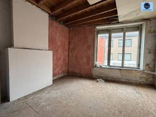 <p><span>RUIME TE RENOVEREN WONING MET TUIN</span></p><p><span>Richtprijs : 199.000 euro</span></p><p><span> </span></p><p><span>Deze woning is gelegen in het stadscentrum van Ninove, in de nabijheid van scholen,</span></p><p><span>winkels en openbaar vervoer.</span></p><p><span>De benedenverdieping omvat een leefruimte, plaats voor de keuken en een ruime garage.</span></p><p><span>Op de 1ste verdieping treft u 3 slaapkamers en de badkamer.</span></p><p><span>Zolder aanwezig met mogelijkheden tot extra kamers.</span></p><p><span>Achteraan is er een leuke stadstuin en gebouw voor eventueel het uitoefenen van een zelfstandig beroep.</span></p><p><span>Het bijgebouw is eenvoudig bereikbaar via de garage, met volledige garantie op de privacy van de woning. </span></p><p><span>Ideaal investeringsproject of projectgrond.</span></p><p><span>Biedt tal van mogelijkheden.</span></p><p><span> </span></p><p><span>Aarzel niet en bel 0475/51.40.73 of email <span>info@svena.be</span></span></p><p><span> </span></p><p><span>Stedenbouwkundig uittreksel/inlichtingen in aanvraag!</span></p><p><span>Deze gegevens zijn louter informatief en wij kunnen niet aansprakelijk gesteld worden voor eventuele onjuistheden.</span></p><p><span>De bewoonbare oppervlakte is slechts indicatief.</span></p><p><span> </span></p>