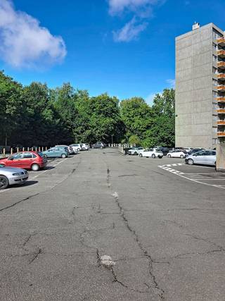<p><span>Bevoorrechte locatie voor deze 3 openluchtparkeerplaatsen direct naast het Koninklijk Atheneum van Nijvel, op een paar minuten lopen van het stadscentrum en het treinstation. Ze bevinden zich naast elkaar in het gebied van Grand'Bailly, dat gemakkelijk toegankelijk is en wordt afgesloten door een barrière. Een ideaal alternatief om uw voertuig in de directe omgeving van alle voorzieningen te parkeren, of voor pendelaars die 's ochtends niet meer in cirkels willen gaan om een gratis plek te vinden voordat ze hun trein nemen. Een kans om te grijpen in een buurt waar parkeren vaak een hindernisbaan is en waar parkeerboetes snel een aanzienlijk maandelijks budget kunnen vormen. Aantrekkelijke investering voor investeerders: beheergemak, lage onderhouds- en renovatiekosten, vraag ondersteund door arbeiders of bewoners zonder parkeerplaats, gemakkelijke wederverkoop in een bloeiende stad. De 3 plaatsen worden momenteel verhuurd, maar kunnen met een opzegtermijn van 1 maand vrij zijn. Mogelijkheid om elke toonhoogte afzonderlijk te kopen: €10.000 / toonhoogte.</span></p>