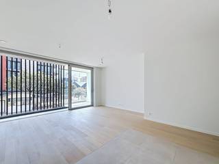 On the Koninklijke Baan in Koksijde, we find this new-build apartment with a spacious bedroom and office space. The apartment is located near the sea and the Zeelaan van Koksijde. The apartment was furnished in a very high quality and practical way. <br /><br />LAYOUT:<br />> First floor:<br />- Entrance hall; <br />- Spacious living space;<br />- Installed open kitchen with all necessary appliances;<br />- Bathroom with sink and shower;<br />- Separate toilet;<br />- Spacious bedroom;<br />- Storage room with washing machine connection;<br />- Office space<br /><br /><br /><br />ADVANTAGES:<br />- Top location, located by the sea and close to the shopping street;<br />- Luxuriously finished with quality materials;<br />- Energy efficient;<br /><br />> No common costs<br />> Immediately available<br /><br /><br />Interested? Visit our website www.dewaele.com, select the property and click the red “Request your visit” button. Fill out a short profile and we will contact you for an appointment. Appointments cannot be made by phone.