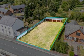 Contact : Maxime Van den Abbeele - 0494/05.23.55 - maxime.vandenabbeele@weinvest.be We Invest vous propose ce terrain à bâtir de 779 m², idéalement situé Rue de la Gendarmerie à Momignies, en zone d'habitation. D'une largeur de 19 mètres et d'une profondeur de 39 mètres, ce terrain offre un beau potentiel pour un futur projet de construction. Le terrain bénéficie d'un emplacement pratique, à quelques minutes à peine du centre de Momignies et de ses commodités : commerces, pharmacie, école, administration communale et médecin sont tous accessibles en moins de 5 minutes. Autre atout non négligeable : le terrain est déjà équipé de 5 garages, un vrai plus pour qui souhaite disposer d'espaces de stockage ou de stationnement dès l'acquisition, en attendant ou en complément d'un projet de construction. Offre à partir de 77.000 € Envie d'en savoir plus ou d'organiser une visite ? N'hésitez pas à nous contacter, on se fera un plaisir de vous en dire davantage !