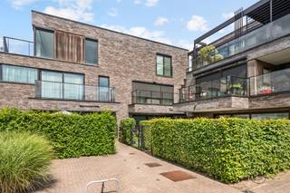 Ontdek dit stijlvolle en energiezuinige penthouse waar luxe, comfort en een uitstekende ligging hand in hand gaan. Dit instapklare appartement is kwalitatief afgewerkt en biedt een lichtrijke leefruimte met open, moderne keuken, twee volwaardige slaapkamers, een stijlvolle badkamer en een ruim zonneterras van ca. 24 m² waar u in alle rust kunt genieten.Dankzij de vloerverwarming, 8 zonnepanelen, hoogwaardige isolatie en EPC-label A woont u bijzonder energiezuinig. Bovendien is het volledig voorzien van zonnescreens en uitgerust met kwalitatieve MIELE-toestellen.Extra troeven zijn de twee private carports en twee praktische bergingen.Troeven:- Instapklaar en luxueus afgewerkt- Energiezuinig (EPC Label A)- Lichtrijke leefruimte met open keuken- 2 volwaardige slaapkamers- Ruim zonneterras (ca. 24 m²)- 2 private carports en 2 bergingen- Topligging in WaregemInteresse? Contacteer arne@immobeguin.be