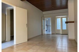 Gezellige stadswoning met inkomhall, living, keuken, badkamer, koer met wasberging,2 slaapkamers, zolder (vaste trap)en fietsengang.<br />Dubbel glas, rolluiken, muggeramen, dak recent geïsoleerd, volledig geschilderd.
