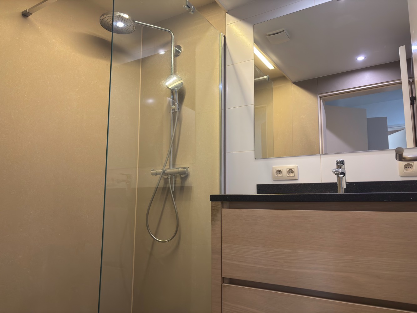 Gemeubeld gelijkvloers appartement met 2 slaapkamers en ruime stadskoer in Leuven! - photo 4