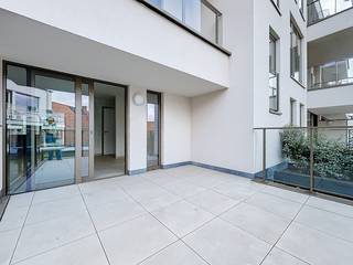 Ben je op zoek naar een woonst met kwalitatieve afwerking, centraal gelegen en met alles binnen handbereik? Dan is dit instapklaar appartement precies wat je zoekt!<br /><br />📍 Premium ligging<br />Wonen op amper enkele stappen van de Grote Markt, tal van winkels, het station, bushaltes én cultuurcentrum De Spil. Je geniet hier van een ideale mix tussen rust en de dynamiek van het stadsleven.<br /><br />🏡 Doordacht wooncomfort<br />De ruime en heldere leefruimte sluit naadloos aan op de open keuken, uitgerust met moderne toestellen. Dankzij de vloerverwarming, aangesloten op het duurzame warmtenet, heerst er doorheen het hele appartement een aangename warmte.<br /><br />🛏️ Functionele indeling<br />✔️ 1 ruime slaapkamer<br />✔️ Moderne badkamer met comfortabele inloopdouche<br />✔️ Gastentoilet<br />✔️ Handige berging<br /><br />Ruim zonnig terras aan de achterzijde van het gebouw<br />Het terras biedt een aangename buitenruimte waar je kan genieten —perfect voor een gezellige apero, ontspanning of een rustig moment na een drukke dag.<br />Tevens vindt u aan de voorzijde nog een extra terras dat tevens bereikbaar is via leefruimte/keuken.<br /><br />Extra pluspunt<br />Het appartement is uitgerust met de Hello Help systeem-app voor extra veiligheid en gemoedsrust.<br /><br />🚗 Praktische voorzieningen<br />In de kelderverdieping bevinden zich de afgesloten garages en private bergruimtes.<br /><br />📞 Interesse of benieuwd naar andere units binnen deze residentie?<br />Contacteer ons op 051/54 59 69 en ontdek hoe comfortabel wonen in Roeselare kan zijn!