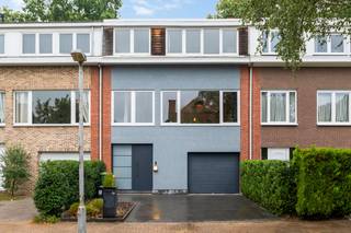 Deze instapklare bel-etagewoning met ruime oprit is ideaal gelegen op wandelafstand van het centrum van Kapellen, in de nabijheid van winkels, scholen en openbaar vervoer. De woning biedt een mooie combinatie van comfort, ruimte en een gunstige ligging. Bij het betreden van de woning komt u binnen in een ruime inkomhal met handige bergruimte onder de trap. Deze hal geeft toegang tot de erg ruime inpandige garage en een praktische berging met apart gastentoilet. Op de eerste verdieping bevindt zich een knap gerenoveerde, lichtrijke leefruimte met open keuken. De keuken is volledig uitgerust met alle nodige toestellen en beschikt over veel kastruimte. Verder vindt u op deze verdieping een apart gastentoilet. Op de tweede verdieping bevinden zich twee ruime slaapkamers en een nette badkamer met douche-in-bad, dubbele wastafel en handdoekradiator. Daarnaast is er op deze verdieping nog een extra berging, die u volledig naar eigen wens kan invullen, alsook nog een apart toilet. De woning is gelegen op een perceel van 230 m² en beschikt over een gezellige, groene tuin met aangelegd terras. Een heerlijke plek om even tot rust te komen, van het buitenleven te genieten of gezellig samen te tafelen.