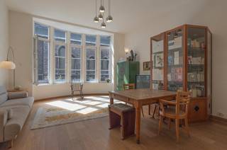 <p><strong>Instapklaar appartement met 3 slaapkamers en 2 badkamers !</strong><br />Ontdek dit uitzonderlijk authentieke appartement in een statig herenhuis, waar karakter en hedendaags comfort harmonieus samenkomen.<br />Gelegen in een kleinschalige en uitstekend onderhouden mede-eigendom, werd het appartement in 2011 grondig gerenoveerd met respect voor de authentieke elementen en het unieke karakter van het pand.<br />Bij het betreden van het appartement komt u in een inkomhal met apart toilet, die u verder leidt naar de open, volledig ingerichte keuken en de bijzonder ruime, lichtrijke leefruimte. De grote raampartijen zorgen voor een overvloed aan natuurlijk licht en benadrukken de warme sfeer, terwijl de authentieke parketvloer en charmante details het geheel een unieke uitstraling geven.</p><p>Het appartement beschikt over twee volwaardige slaapkamers, elk met een mezzanine. Daarnaast is er een extra bureauruimte/slaapkamer met mezzanine, ideaal als thuiswerkplek of hobbyruimte. Verder zijn er een badkamer, een douchekamer en een praktische berging voorzien.<br />Ook is er een privatieve kelderruimte.</p><p>De ligging is een absolute troef: op een steenworp van Tour &amp; Taxis, op wandelafstand van het L28-park en met een uitstekende bereikbaarheid dankzij nabijgelegen metro- en busverbindingen.</p><p><br />Extra troeven:</p><ul><li><p>gunstig EPC (klasse D)</p></li><li><p>conforme elektrische keuring</p></li><li><p>recente gasketel (2026)</p></li><li><p>zeer lage gemeenschappelijke lasten<br />Kortom, een unieke opportuniteit voor wie op zoek is naar een stijlvol appartement met karakter op een topligging.</p></li></ul><p><strong>Interesse?</strong> Plan vandaag nog uw bezoek in via de website van Living Stone!</p>