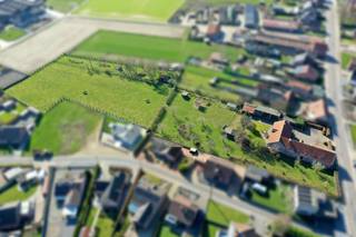 <p><span>Karaktervolle hoeve met drie appartementen, paardenstallen en royale perceeloppervlakte van 11.659 m² – Eindestraat 19, Dilsen-Stokkem</span></p><p><span> </span></p><p><span>Op een rustige, landelijke ligging in Dilsen-Stokkem, te midden van het groen en met optimale privacy, bevindt zich deze unieke hoeve op een perceel van maar liefst 11.659 m². Het geheel combineert een degelijk onderhouden hoevewoning met drie afzonderlijke appartementen, paardenstallen en ruime buitenruimte, ideaal voor wie houdt van het buitenleven, paardensport of een toeristische invulling zoekt met gegarandeerd rendement. Een veelzijdig geheel met tal van mogelijkheden.</span></p><p><span> </span></p><p><span>De eigendom bestaat uit een ruime en karaktervolle hoevewoning, die door haar kwalitatieve afwerking en onderhoud een aangename woonbeleving biedt. De woning geniet van een sterke connectie met de buitenruimte en de achterliggende percelen, waardoor het landelijke karakter optimaal tot zijn recht komt.</span></p><p><span> </span></p><p><span>In de linkervleugel van het gebouw bevinden zich drie afzonderlijke appartementen, elk met aparte tellers en voorzieningen. Twee appartementen beschikken over één slaapkamer, terwijl het derde appartement twee slaapkamers telt. Tussen de hoevewoning en de appartementen is een dubbele inpandige garage voorzien.</span></p><p><span> </span></p><p><span>Verder zijn er op het domein diverse paardenstallen aanwezig, een absolute troef voor de liefhebber van paardensport, maar ook interessant voor wie een alternatieve invulling overweegt, zoals recreatieve verblijven, B&B of zorgtoerisme, steeds in samenspraak met de gemeente.</span></p><p><span> </span></p><p><span>Momenteel worden de appartementen verhuurd aan het OCMW,. de woning is vrij van gebruik. De lopende contracten zijn geldig tot 2031, maar kunnen, afhankelijk van uw plannen, vroegtijdig beëindigd worden voor grondige renovaties, een herbestemming van de site of voor eigen gebruik. </span></p><p><span> </span></p><p><span>Het geheel heeft een stabiel huidig rendement met een sterk toekomstpotentieel, zowel voor investeerders als voor particuliere kopers met een visie.</span></p><p><span> </span></p><p><span>Troeven in één oogopslag:</span></p><p><span> </span></p><ul><li><span>Perceel van 11.659 m²</span></li><li><span>Drie afzonderlijke appartementen met eigen nutsvoorzieningen</span></li><li><span>Ruime hoevewoning met kwalitatieve afwerking</span></li><li><span>Dubbele inpandige garage</span></li><li><span>Diverse paardenstallen en garages met uitbreidingsmogelijkheden</span></li><li><span>Rustige ligging met uitstekende bereikbaarheid</span></li><li><span>Geschikt voor paardensport, toeristische uitbating of herontwikkelingsproject</span></li></ul><p><span> </span></p><p><span>Ontdek de volledige charme ter plaatse, want het geheel heeft zóveel te bieden dat woorden tekortschieten. Alleen tijdens een bezichtiging ontdekt u echt de charme, de ruimte en de mogelijkheden die dit unieke geheel te bieden heeft.</span></p><p><span>Contact: Robin Raeven – Jemar - 0484 35 73 08 - robin@jemar.be</span></p>