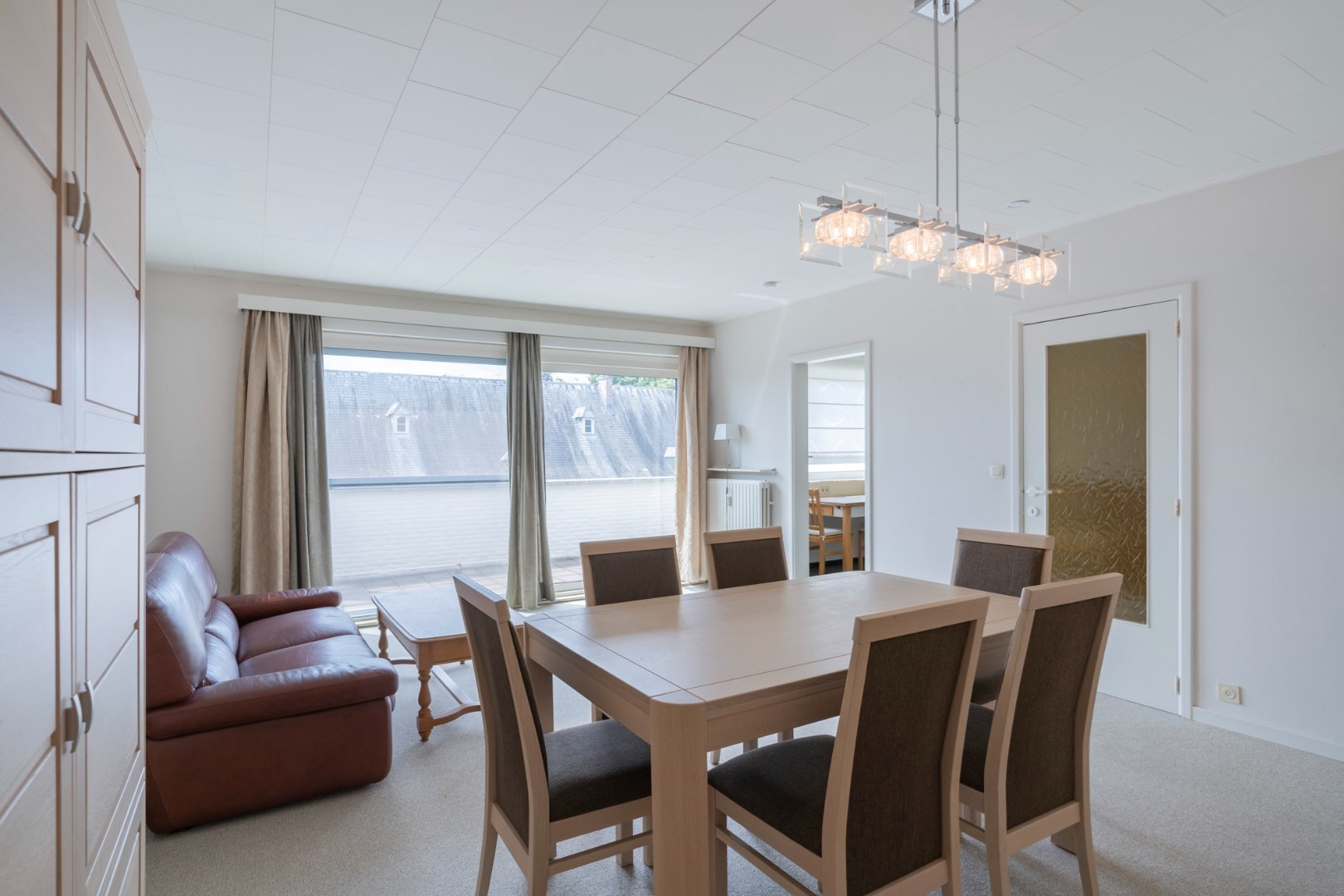 Ruim appartement op de 3° verdieping in hartje Hoeselt, met 3 slaapkamers, garage en prachtig terras met panoramisch uitzicht. - foto 5