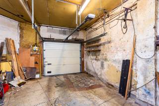 Te renoveren hoekwoning met garage<br /><br />Deze charmante hoekwoning bevindt zich op de rand van intramuros Borgerhout, een bruisende buurt met een vlotte bereikbaarheid. De woning heeft een Mobiscore van 9,4/10, wat wijst op de strategische ligging: op wandelafstand van een Velo-station, vlotte verbindingen naar de belangrijkste autosnelwegen en het stadscentrum binnen handbereik. Het gelijkvloers beschikt over een ruime garage, ideaal om jouw wagen, fietsen of werkmateriaal veilig te stallen. Op de eerste verdieping bevindt zich de toenmalige leefruimte met keuken. De grote ramen zorgen op elke verdieping voor een overvloed aan natuurlijk licht, wat de ruimtes een open en luchtige sfeer geeft. De tweede verdieping herbergt een slaapkamer en een badkamer, terwijl de mansardeverdieping plaats biedt voor een extra slaapkamer. Daarnaast is er ook een handige kelderberging aanwezig, perfect voor het opslaan van voorraad of gereedschap. Kortom, ideaal voor wie de handen uit de mouwen wil steken om hier zijn/haar thuis van te maken!<br /><br />Verplichte vermeldingen<br />EPC: 797 kWh:M²<br />P-score: C<br />G-score: C<br />Stedenbouwkundige inlichtingen: Vg, Wg, Gmo, Gvv, Vkr<br />Dit pand kan onderhevig zijn aan de renovatieverplichting die door de Vlaamse overheid wordt opgelegd voor residentiële gebouwen. Consulteer voor meer informatie de website van het Vlaams Energie- en Klimaatagentschap via https://www.vlaanderen.be/een-woning-kopen/renovatieverplichting-voor-residentiele-gebouwen-vanaf-2023.