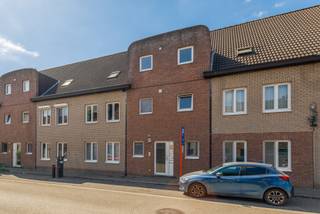 Bij het betreden van het appartement kom je binnen in een inkomhal met aparte berging. De gezellige leefruimte met open trap straalt licht en...