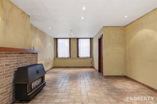 Leuke woning met veel potentieel!Indeling: inkomhal, leefruimte met open keuken, badkamer met douche, lavabo en toilet. Eerste verdiep: 2...