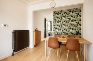 <p><span> </span></p><p><span>Plan</span></p><p><span>- hall d'entrée</span></p><p><span>- salon et salle à manger</span></p><p><span>- cuisine équipée</span></p><p><span>- chambre avec placards encastrés</span></p><p><span>- salle de bains avec baignoire, lavabo et WC</span></p><p><span>- terrasse</span></p><p><span>- cave privative</span></p><p><span> </span></p><p><span>Parties communes de l'immeuble</span></p><p><span>- pas d'ascenseur</span></p><p><span>- toiture rénovée et isolée (2026)</span></p><p><span>- chauffage central individuel au gaz</span></p><p><span> </span></p><p><span>Particularités</span></p><p><span>- emplacement central dans le centre de Mortsel</span></p><p><span>- stores pare-soleil à l'avant</span></p><p><span>- installation électrique conforme</span></p>