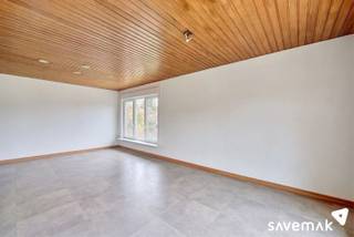 <p><span>Welkom in deze split-level woning in Oostham. Deze is meer dan een instapwoning voor jonge gezinnen. </span></p><p><span> </span></p><p><span>Deze thuis staat te blinken op een ruim perceel van 750 m².</span></p><p><span> </span></p><p><span> </span></p><p><span>De gerenoveerde keuken ligt naast de leefruimte en vormt zowat één harmonische ruimte. </span></p><p><span>Ideaal voor jonge gezinnen. Het natuurlijk licht stroomt rijkelijk binnen dankzij de talrijke grote ramen en glazen deuren die een direct uitzicht bieden op de tuin.</span></p><p><span> </span></p><p><span>De keuken is voorzien van voldoende kasten en een praktisch keukeneiland met ruim werkblad. Alle apparatuur is voorzien.</span></p><p><span> </span></p><p><span>Verder vindt u een badkamer met een bad met douchefunctie.</span></p><p><span> </span></p><p><span>De warme houten plafonds creëren een huiselijke sfeer maar kunnen desgewenst makkelijk een lichter tintje krijgen. <br />In de woonkamer vormt de schouw een gezellig ankerpunt.</span></p><p><span> </span></p><p><span>Op de splitlevel bovenverdieping bevinden zich 3 volwaardige slaapkamers. Vanop de gang bereik je de bergzolder.</span></p><p><span> </span></p><p><span>Gelijkvloers is er een inpandige garage en een ruime wasplaats.<br />Verder is er nog een kelder.</span></p><p><span> </span></p><p><span>De tuin heeft zeer veel potentieel: een ideale plek om een thuis te bouwen.</span></p><p><span> </span></p><p><span> </span></p><p><span>Renovatieverplichting residentiële gebouwen van toepassing.<br />Meer info: https://energiesparen.be/renovatieverplichting</span></p><p><span> </span></p><p><span>Bestuursmaatregelen in het maatregelenregister: nee</span><span> </span></p><p><span> </span></p><p><span>Ter info: bepaalde muren zijn mbv AI wit gemaakt en de beelden van de tuin zijn aangepast</span></p><p><span> </span></p>