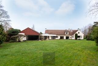 Dans la Veurnelaan à Saint-Idesbald, près des dunes de Houtsaeger, se trouve cette villa très spacieuse et élégante « Les Ramures », située dans...