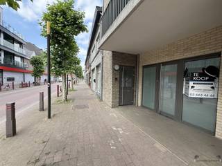 <p><span>Op zoek naar een handelsruimte om je commerciële activiteiten te ontplooien? Zoek niet verder!</span></p><p><span> </span></p><p><span>Dit pareltje met maar liefst vier praktijkruimten op de Oude Baan 81, gebouwd in 2014, beschikt over een uitstekende EPC-score B.</span></p><p><span>De huidige eigenaar had er zijn praktijk voor respiratoire en ademhalingskinesitherapie, waardoor er gekozen werd voor ventilatiesysteem van ongeziene kwaliteit.</span></p><p><span> </span></p><p><span>Dankzij de ligging, hartje Eisden pal tegenover de Delhaize, beschikt u hier over onnoemelijk veel parkeermogelijkheden en onbetaalbare zichtbaarheid.</span></p><p><span> </span></p><p><span>Twijfel niet en kom gratis een kijkje nemen</span></p>